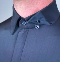 A new design collar allows keeping a clean look with the help of a hidden button, so no overlapping collars.