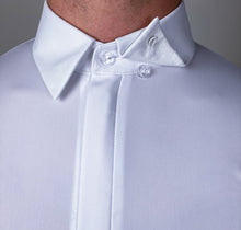 A new design collar allows keeping a clean look with the help of a hidden button, so no overlapping collars.